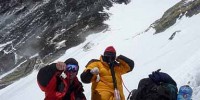 Research fellow at University of Tübingen Gabriel Willmann and his former mentor, Tejvir S. Khurana (yellow), hold mice that they’ve carried close to the summit of Mt. Everest, during an expedition in 2008. Elevation: Around 7,000 meters. Courtesy of Gabriel Willmann