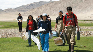 ON THE HUNT: Mongolian researchers and students return from sampling the water chemistry and aquatic insects of the Bulgan River, Khovd Province, Mongolia, in June 2009.